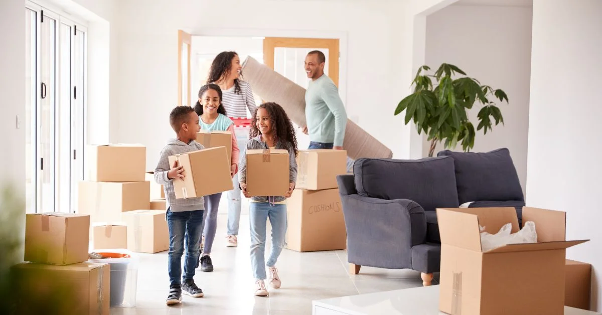 Familie møblerer nyt hjem Familie møblerer nyt hjem